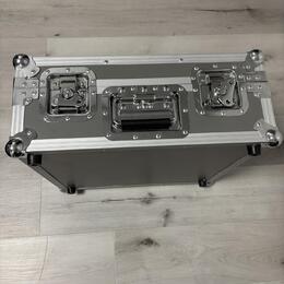 Ampeg SCR-DI + ladička Mooer baby tuner
