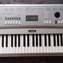 Kl&aacute;vesy Yamaha DGX 220