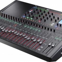 Soundcraft SiCompact 24 se stageboxem Soundcraft mini 32. 