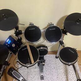 Elektronické bicí Alesis command mesh kit