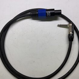 Černý audio kabel s konektory na obou koncích. Jeden konektor je úhlový jack, druhý je neutros s modrým prstencem a nápisem NEUTRIK SPEAKON Made in U…