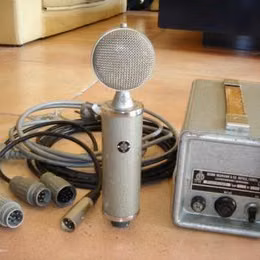 Koup&iacute;m star&eacute; mikrofony Neumann, AKG, RCA a jin&eacute;