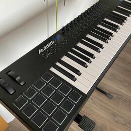 Prodám ALESIS MIDI klávesy