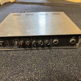 Mono Amplifier 2 x 100W, což je monofonní zesilovač