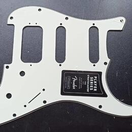 Fender Stratocaster Player Series pickguard HSS. PRODANO.