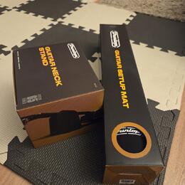 Nepoužitá podložka pod kytaru/basu Dunlop + držák na krk