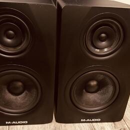 Profesionální 3-pásmové monitory M-Audio M3-8 (pár)