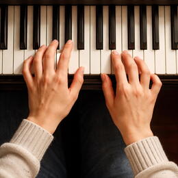 HLEDÁME PIANISTU/KU / MĚLNÍK A OKOLÍ
