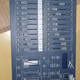    48kan&aacute;lov&yacute; DMX pult (v kompaktn&iacute;m 24kan&aacute;lov&eacute;m &scaron;asi),