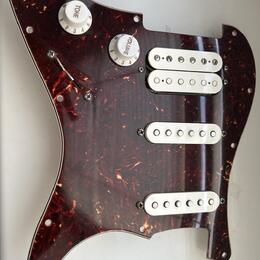 Osazený pickguard na Fender stratocaster 