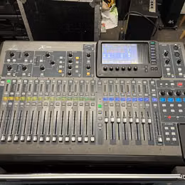 Behringer X32 s casem