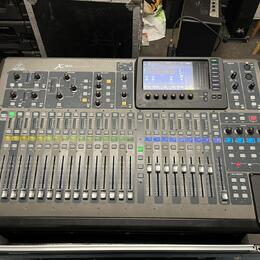 Behringer X32 s casem