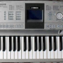 Yamaha Portable Grand DGX 305 (rozsah 6,5 oktávy)