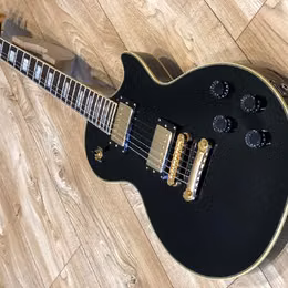 Epiphone Les Paul Custom upraven&yacute; na &scaron;t&yacute;l Gibson Custom 
