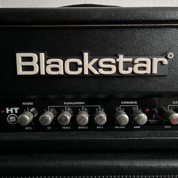Černý kytarový kombozesilovač s nápisem Blackstar na horním panelu. Na ovládacím panelu je označení HT 5 a sekce REVERB, EQUALISATION, OVERDRIVE a CL…