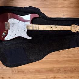 Prod&aacute;m el.kytaru Grunt strat RedSolitaire - pouze prodej 