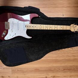 Prodám el.kytaru Grunt strat RedSolitaire - pouze prodej 