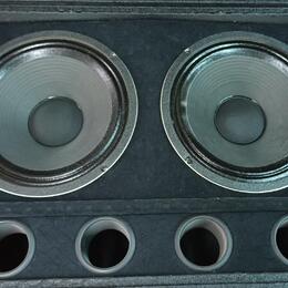 Prázdná bedna 2x 12" vhodná pro basové repráky.