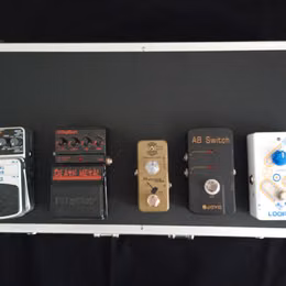 Nevyužit&eacute; efekty,nap&aacute;jec&iacute; adapt&eacute;r a pedalboard