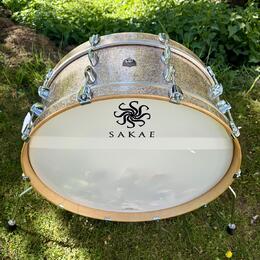 Prodám Sakae Trilogy Bass Drum 24”x 8” Champagne Sparkle