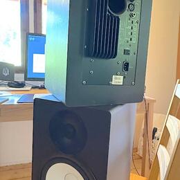 2x Yamaha HS80