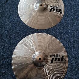 Úklid zkušebny, paiste část rock setu, činely