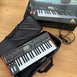 Behringer DeepMind 6 + orig. case + zvukové banky
