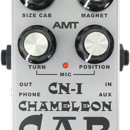 Kytarový efekt v bílém kovovém šasi s nápisem AMT CN-I CHAMELEON CAB GUITAR CABINET EMULATOR. Zařízení má čtyři černé otočné knoflíky s kovovými vršk…