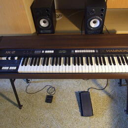 Hammond XK-2  pedály, stojan a měkký obal.