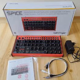 Syntez&aacute;tor Behringer Spice Z&Aacute;RUKA