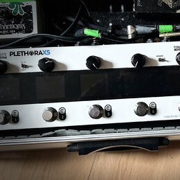 Bílá efektová pedálboard s nápisy EFFECT PRESS TO SELECT, PLETHORAX5 a TONEPRINT PRESS TO SELECT. Zařízení má pět kovových spínačů s čísly 1 až 5, tř…