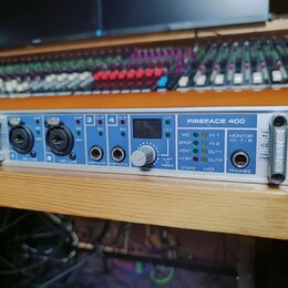 Stříbrný rackový zvukový interface s nápisem FIREFACE 400. Přední panel obsahuje dva kombinované konektory XLR/jack, dva vstupy jack 6,35 mm a ovláda…