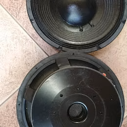prod&aacute;m dva 12" basov&eacute; reproduktory 600W 8 ohm