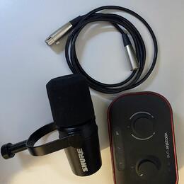 Shure MV7X se zvukovkou a ramenem