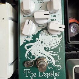 Univibe Earthquaker Devices -The Depths univibtremolorotary