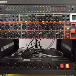 RME Digiface USB, 2x Behringer ADA8200 v racku