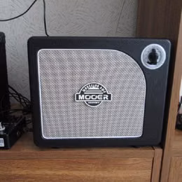 Modelingov&eacute; kytarov&eacute; kombo Mooer Hornet Black 