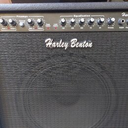 Černý basový kombozesilovač s nápisem Harley Benton na mřížce reproduktoru. Horní ovládací panel nese označení HB-80B Mosfet Bass a obsahuje sekce Pr…