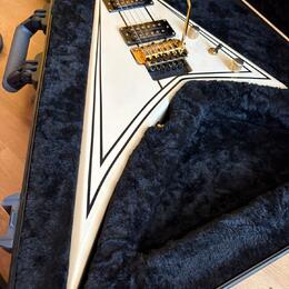 Jackson Pro Series Rhoads RR3 Ivory with Black Pinstripes