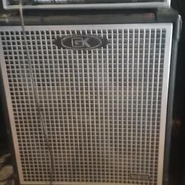 Fotografie zobrazuje basový zesilovač a reprobox v černém provedení. Na horním modulu je nápis GK GALLIEN-KRUEGER a model Fusion 550. Reprobox má stř…