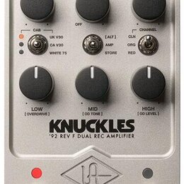 Stříbrný efektový pedál s nápisy KNUCKLES a '92 REV F DUAL REC AMPLIFIER. Zařízení má šest černých otočných ovladačů s popisky GAIN, PRESENCE, OUTPUT…
