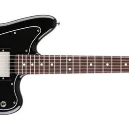 Černá elektrická kytara s bílým hmatníkem a černým pickguardem. Na hlavě je viditelné logo Fender. Nástroj má dva snímače typu humbucker a chromované…