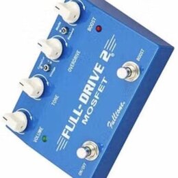 Modrý kytarový efekt pedál s bílými oválnými knoflíky. Na horní straně jsou nápisy VOLUME, TONE, OVERDRIVE a BOOST, doprovázené textem FULL-DRIVE 2 M…