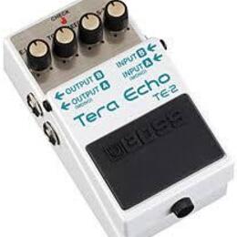 BOSS Tera Echo + BOSS pedalboardy