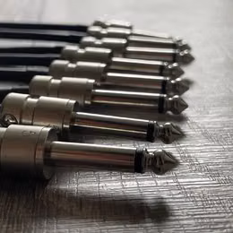 RUČN&Iacute; V&Yacute;ROBA PATCH KABELŮ NA M&Iacute;RU &ndash; MOGAMI + SQUAREPLUG