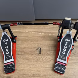 Dvojit&yacute; ped&aacute;l DW 5002