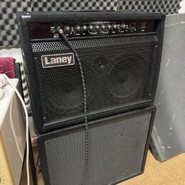 Černý kytarový kombozesilovač značky Laney s nápisem Laney v bílém obdélníku na přední mřížce. Horní ovládací panel obsahuje několik potenciometrů a…