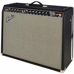 Kytarový kombozesilovač v černém obalu s šedou textilní mřížkou. Na horním ovládacím panelu je nápis Twin Reverb-Amp a logo Fender. Přístroj má řadu…
