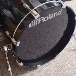 Basov&yacute; buben Roland KD-200-MS.