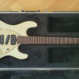 Elektrická kytara Music Man Steve Morse v RARITNÍ barvě